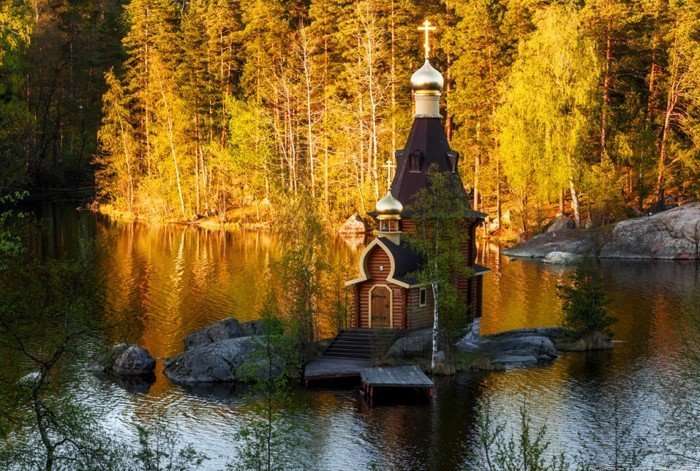 Русская церковь сказочной красоты на острове-скале
