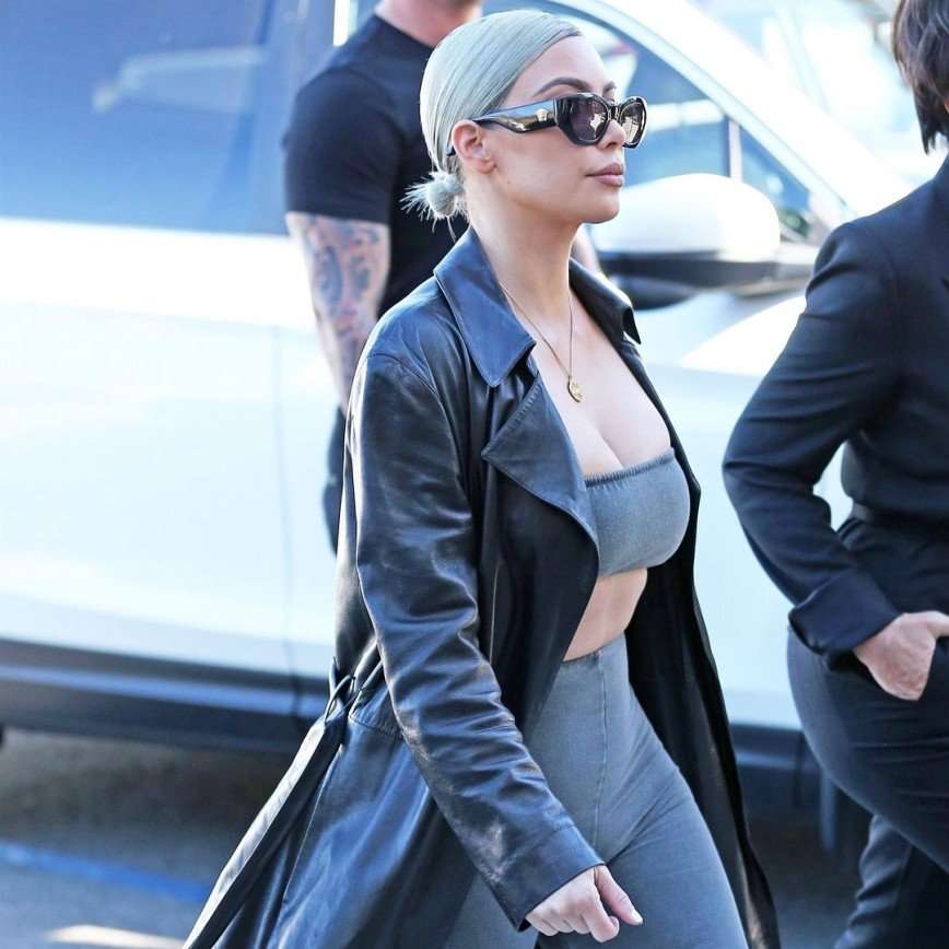 «Юбку забыла надеть»: Ким Кардашьян носит слишком облегающие леггинсы