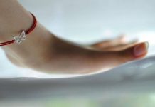 Червона нитка на руці