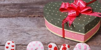 Який подарунок подарувати дівчині?