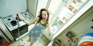 Кому вигідно, щоб дружина не высовывала носа далі кухні?