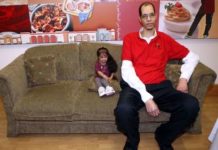 Зустріч самої маленької індіанки з гігантом з Марокко.