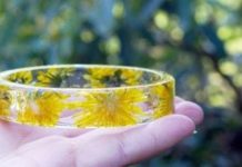 Оригінальні браслети з цими квітами.