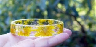 Оригінальні браслети з цими квітами.