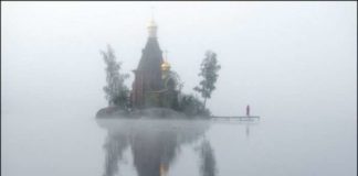 Російська церква казкової краси на острові-скелі.