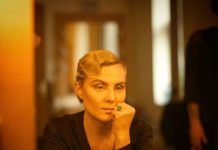 Рената Литвинова сама купує квитки на свій спектакль.