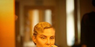 Рената Литвинова сама купує квитки на свій спектакль.