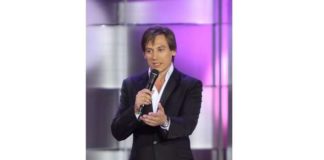 Руслан Алехно заспіває пісні Перемоги.