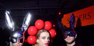 Наталії Водянової довелося пояснювати свій наряд на Хеллоуїн.