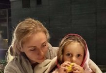 Тетяна Навка протирає донькою підлогу.