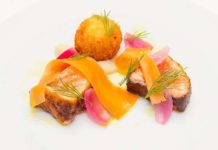 Сьомга татакі з картоплею фрі.