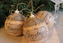 Деревяні прикраси на Новий Рік.