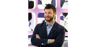 У гардеробі жінки повинні бути біла майка і сірий кардиган.