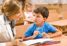 Младшеклассники бояться йти в школу.