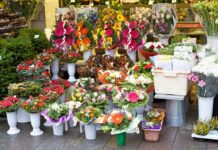 Квітковий ринок на вулиці Виру напередодні Різдва.