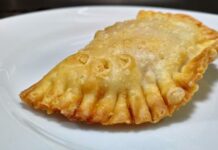 Заварне тісто на чебуреки з горілкою і яйцем