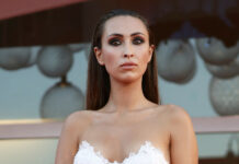 Гостя венеціанського фестивалю осоромилася в сукні з дуже високим розрізом