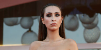 Гостя венеціанського фестивалю осоромилася в сукні з дуже високим розрізом