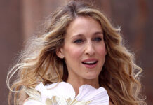 На сару джесіку паркер на зйомках наділи міні-топ і відкрили всі складки на животі