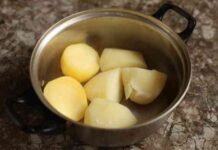 Купуємо упаковку баранок, додаємо трохи фаршу, картопляне пюре і готуємо смачне гаряче блюдо