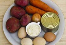 Ще один варіант знаменитого салату»мімоза”. Тепер зі скумбрією