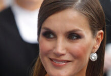 Королева іспанії підкреслила дуже м’язисті руки і спину відкритим вбранням