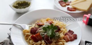 Паста з горіховим соусом і беконом