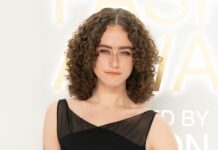 Нити Изменения: Как Падчерица Харрис Вяжет Политический Мотив