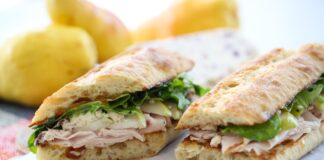 Несподівана насолода: індичка, груша та сир на підсмаженому хлібі