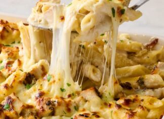 Hühnchen-Alfredo-Auflauf: Ein Comfort-Food-Klassiker leicht gemacht