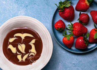 Marbled Ganache: Jednoduché řešení pro čokoládové jahody