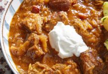 Угорський гуляш із квашеною капустою: Смак австро-угорського затишку