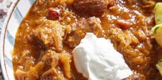 Угорський гуляш із квашеною капустою: Смак австро-угорського затишку