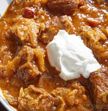 Угорський гуляш із квашеною капустою: Смак австро-угорського затишку