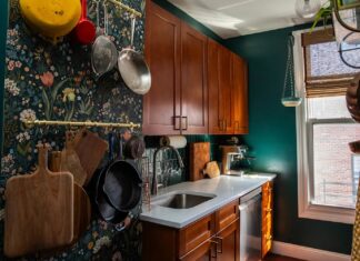 Hack per riporre gli oggetti in cucina: il conveniente appendiabiti in ottone triplica lo spazio