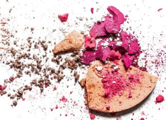 Hábitos comuns de maquiagem que podem piorar a saúde da sua pele