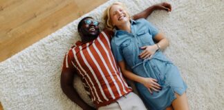 Чому лежати на підлозі корисно для здоров’я з віком