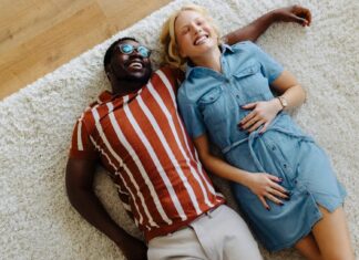 Por qué tumbarse en el suelo es bueno para la salud a medida que envejecemos