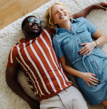 Чому лежати на підлозі корисно для здоров’я з віком