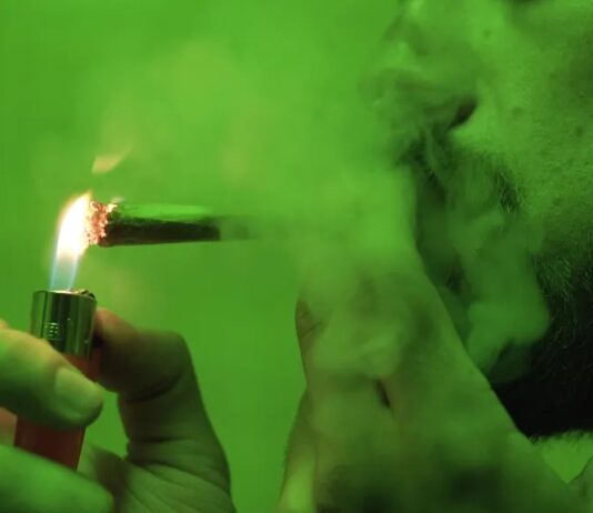 Нове дослідження пов’язує вживання каннабісу підлітками із уповільненням когнітивного розвитку