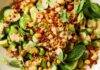 Cómo hacer ensalada de arroz crujiente con aderezo de sésamo y jengibre