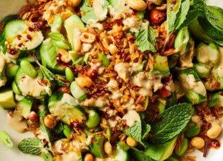 Cara Membuat Salad Nasi Renyah dengan Saus Wijen Jahe