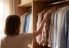 La camicia a righe blu scuro: perché è l’elemento fondamentale del guardaroba francese