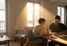 Чому сон у різних ліжках може врятувати ваш літній роман